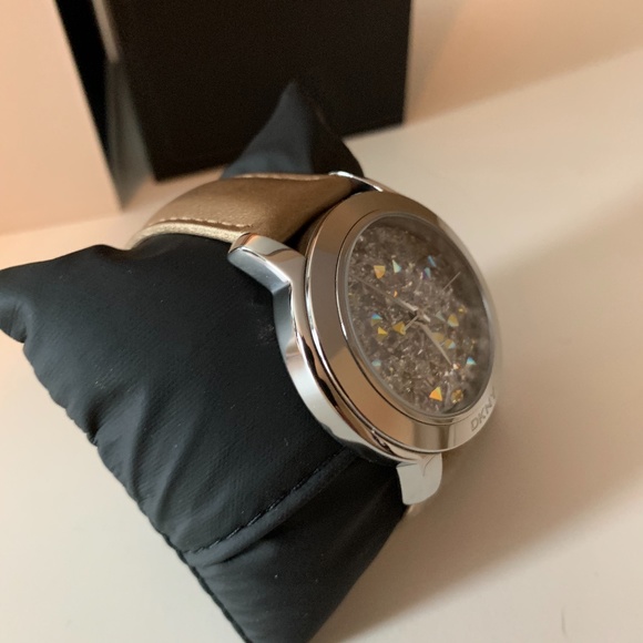 DKNY New never been worn watch with crystal face - Picture 8 of 8